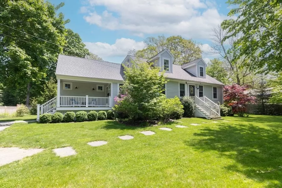 28 Crowes Ln, Hingham, MA 02043