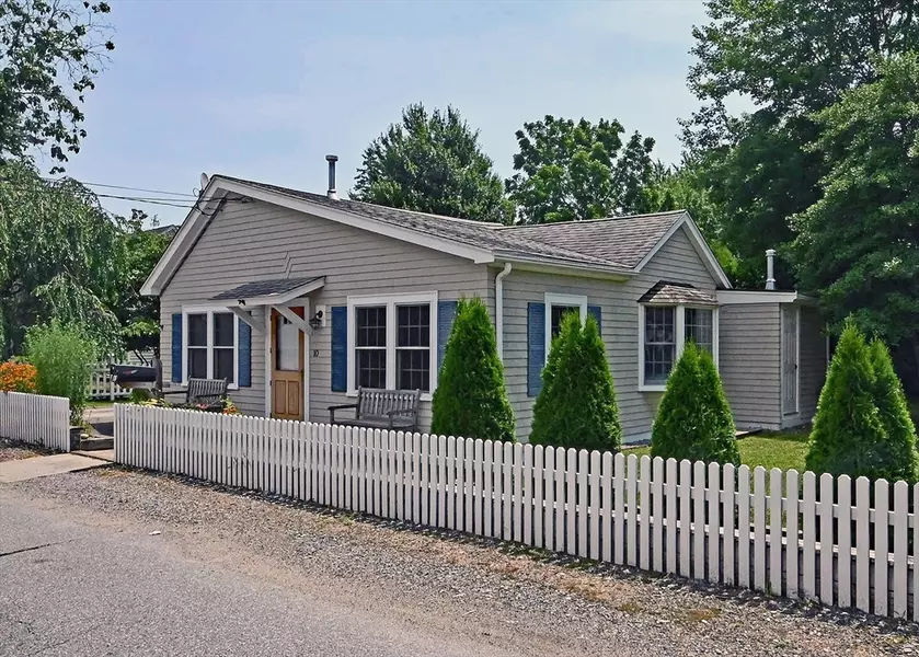 10 Bardsley St, Acushnet, MA 02743