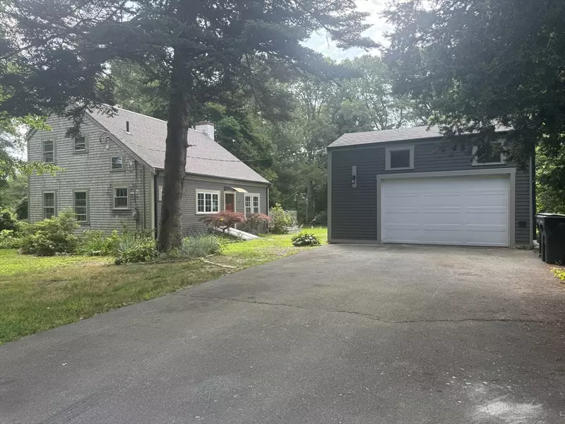 1 Stoneledge Rd, Dartmouth, MA 02748