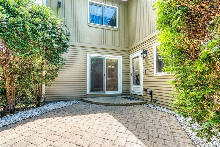 10 Loyalist Dr #10, Uxbridge, MA 01569