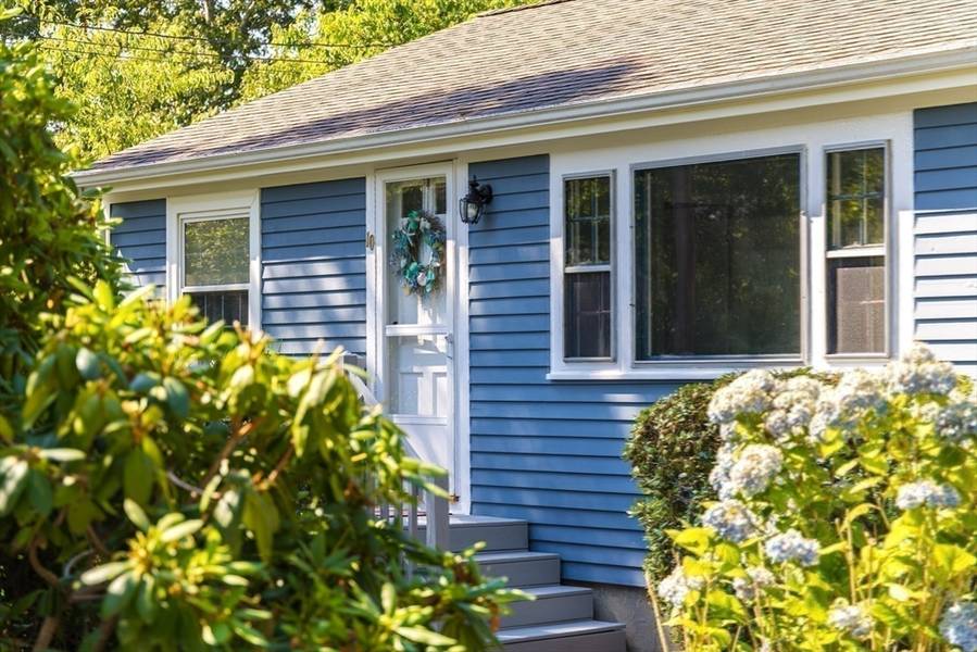 10 Croyden Dr, Falmouth, MA 02536