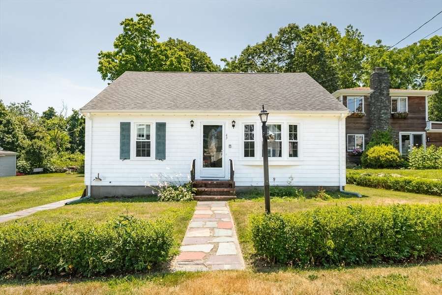 43 Grandview Ave, Fairhaven, MA 02719