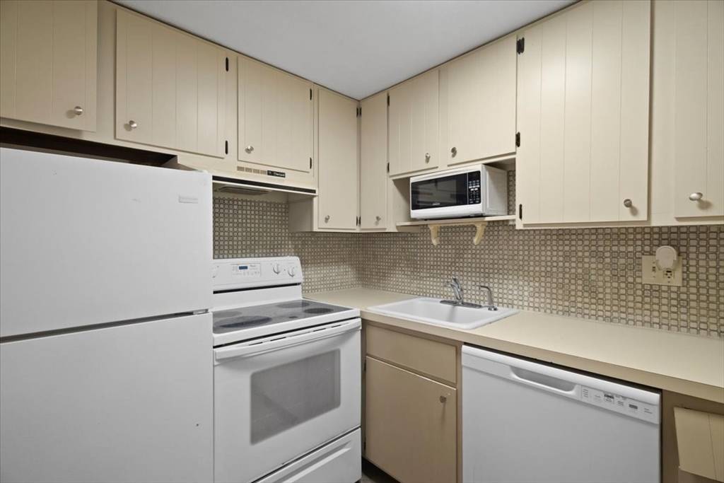 Weymouth, MA 02188,215 Winter St #4L