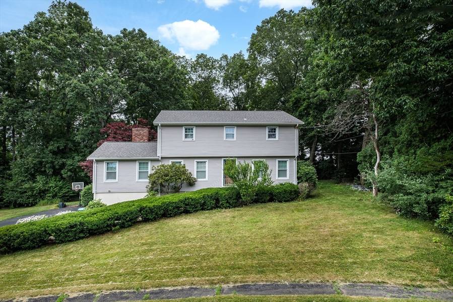 46 Hillside Dr, Shrewsbury, MA 01545