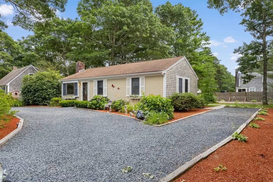 11 Chatham Ln, Mashpee, MA 02649