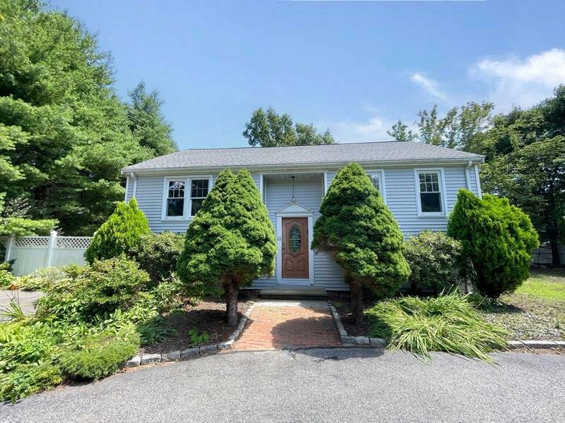 21 Icarus Ln, Attleboro, MA 02703