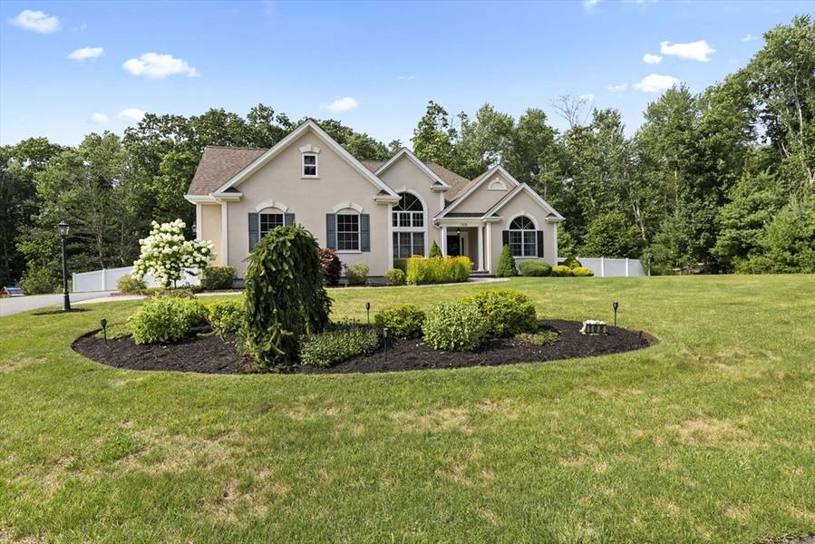 108 Queens Cir, Raynham, MA 02767