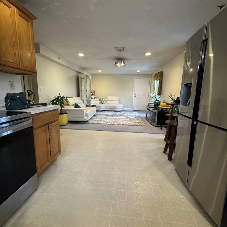 Fall River, MA 02720,1928 N Main St #4