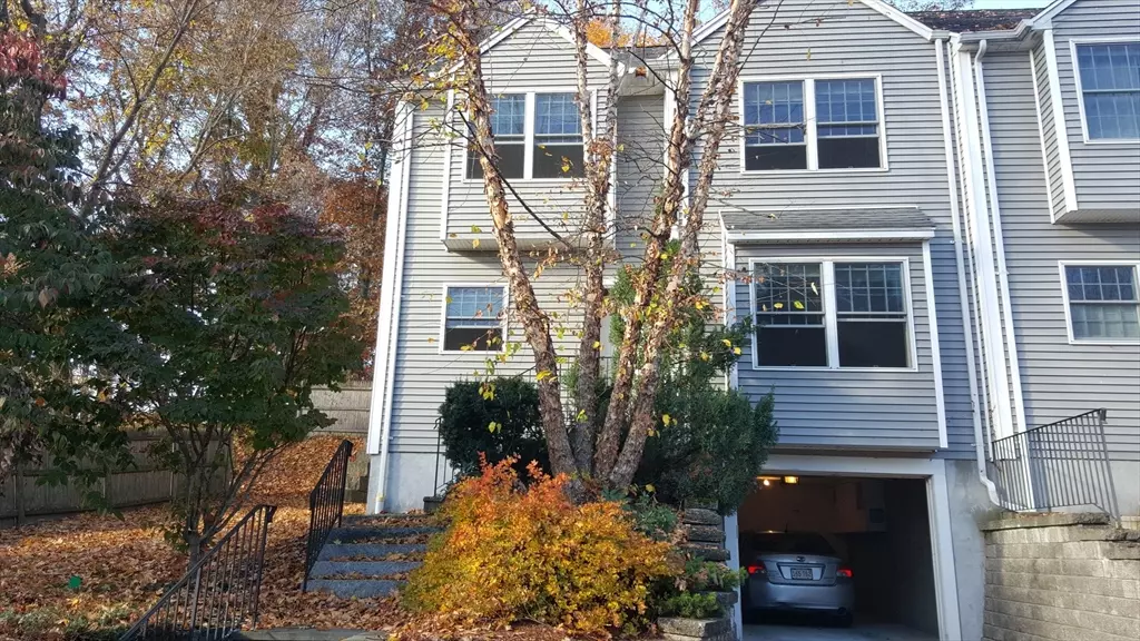 4 Edgemoor Circle #1, Wellesley, MA 02125