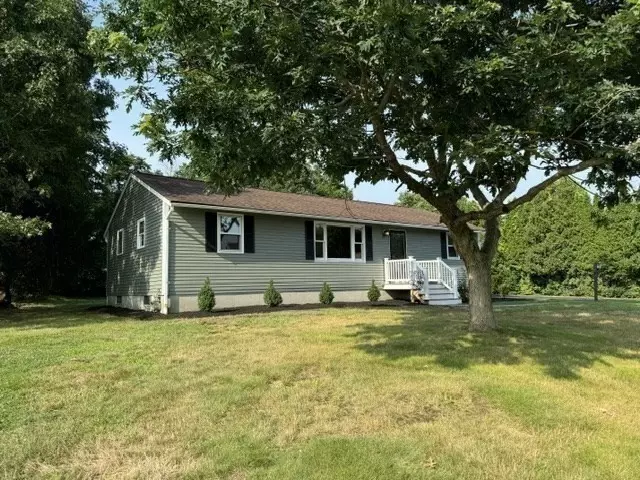 55 Sunset Dr, Somerset, MA 02725