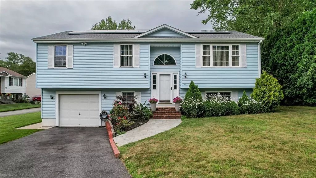 30 Schooner Dr, Dartmouth, MA 02748