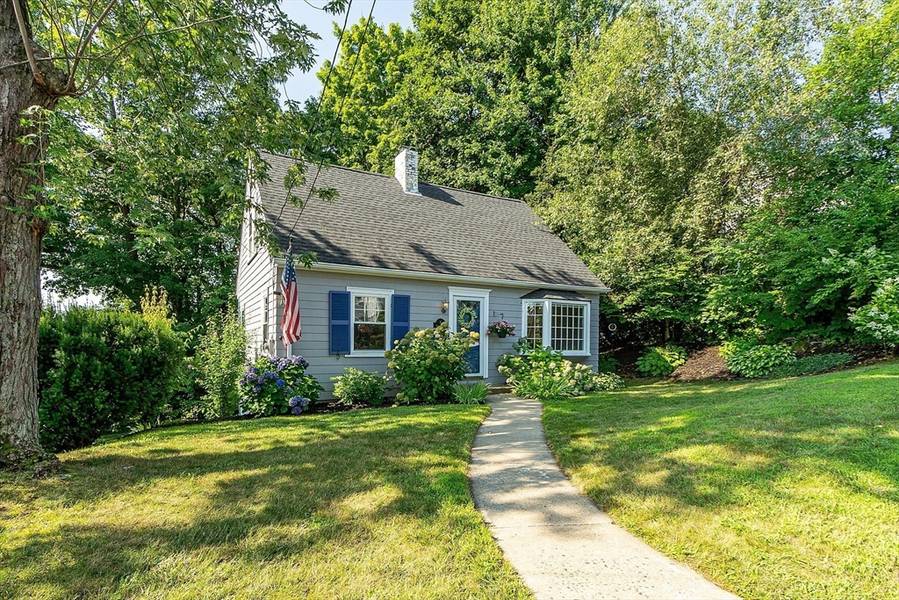 8 Grove Ter, Leominster, MA 01453