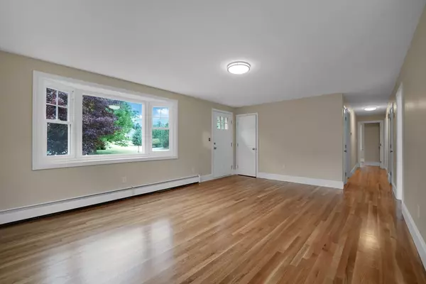 Acushnet, MA 02743,10 Middlewood Dr