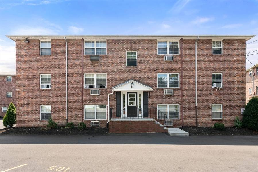 11 Colonial Village Dr #3, Arlington, MA 02476