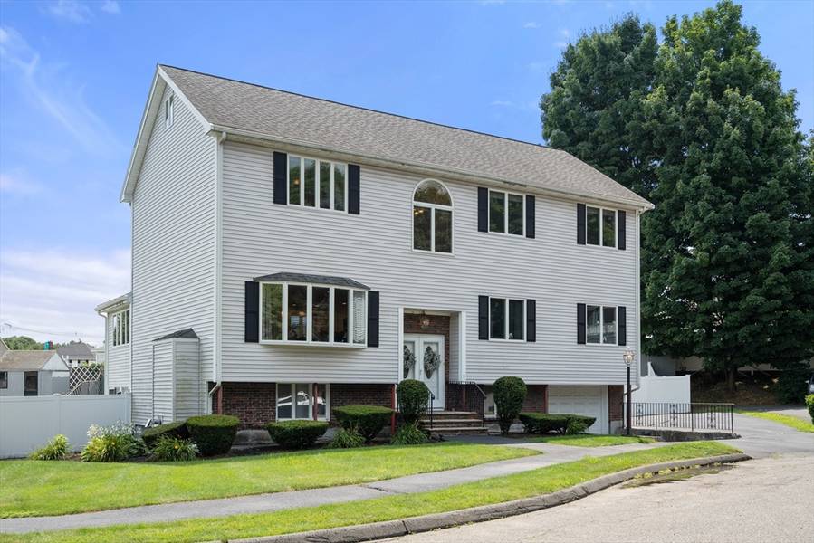 11 Kennedy Dr, Saugus, MA 01906