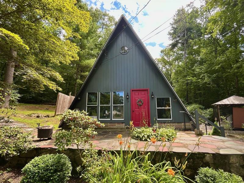 10 Crestwood Rd, Brimfield, MA 01010