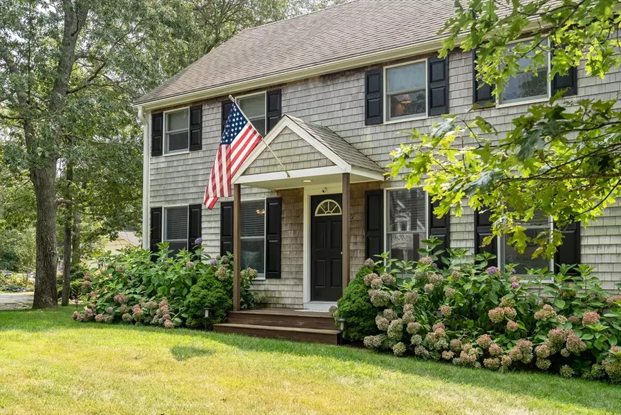 27 Leslie's Ln, Oak Bluffs, MA 02557