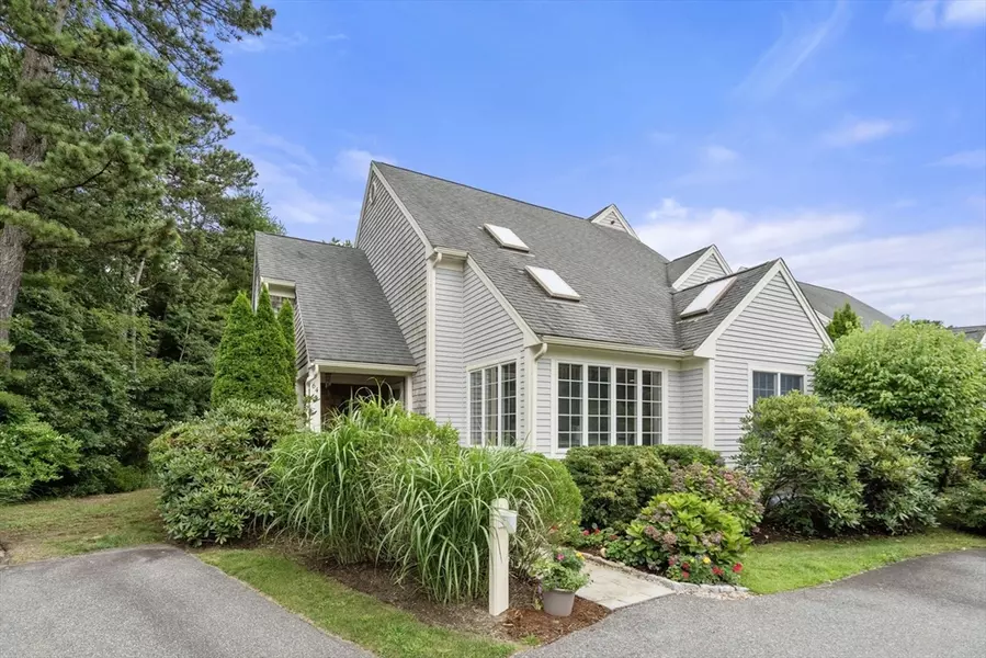 64 Gold Leaf Ln #64, Mashpee, MA 02649