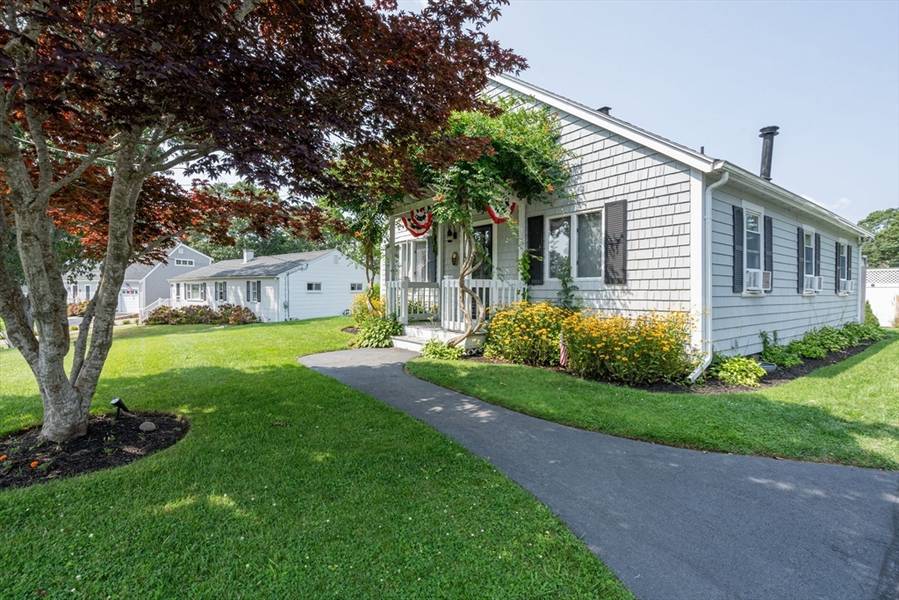 25 Bluff Ave, Mashpee, MA 02649