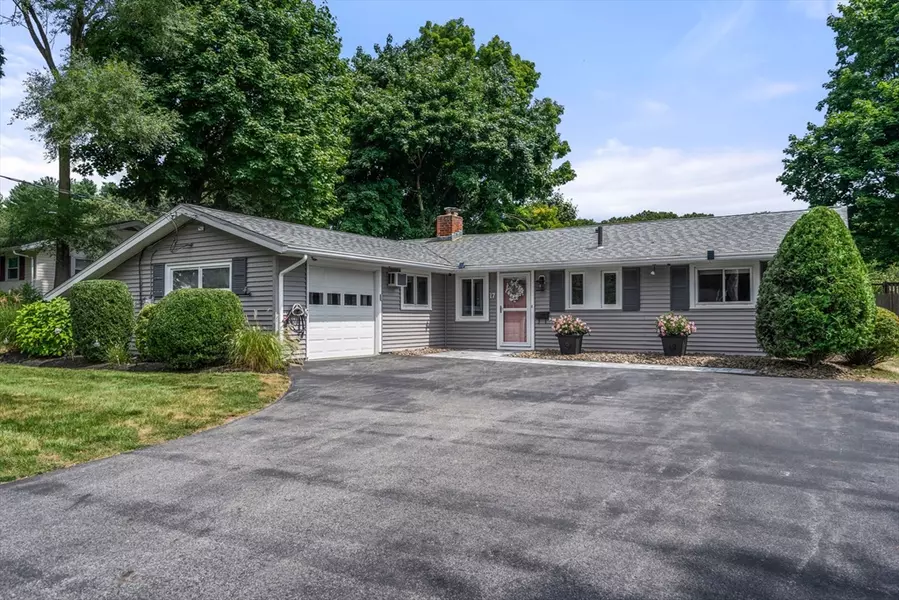 17 Mayflower Rd, Framingham, MA 01701