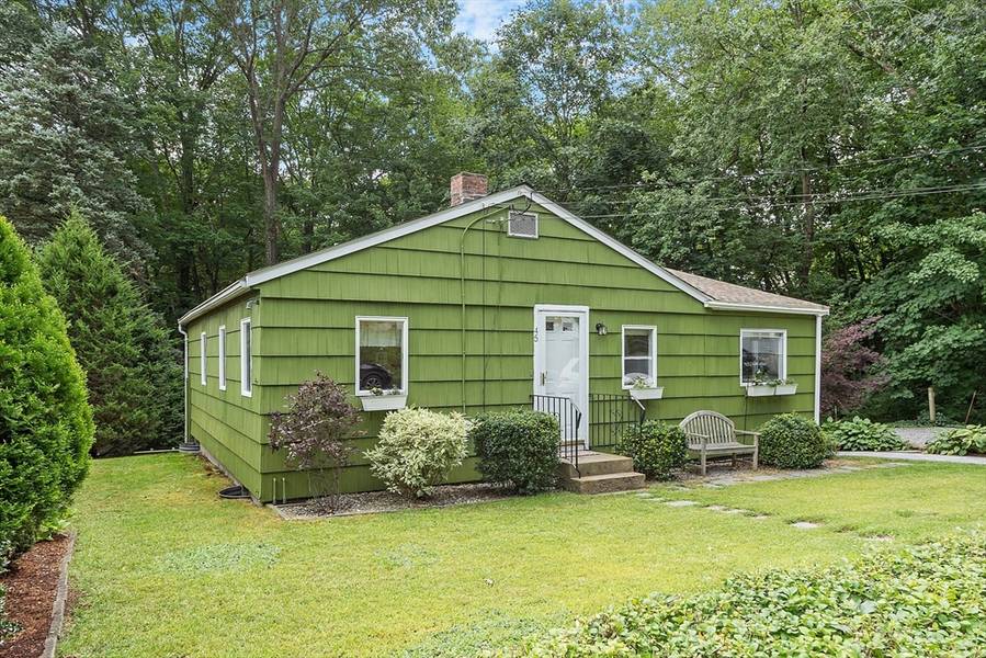 45 Lakeshore Dr, Hudson, MA 01749