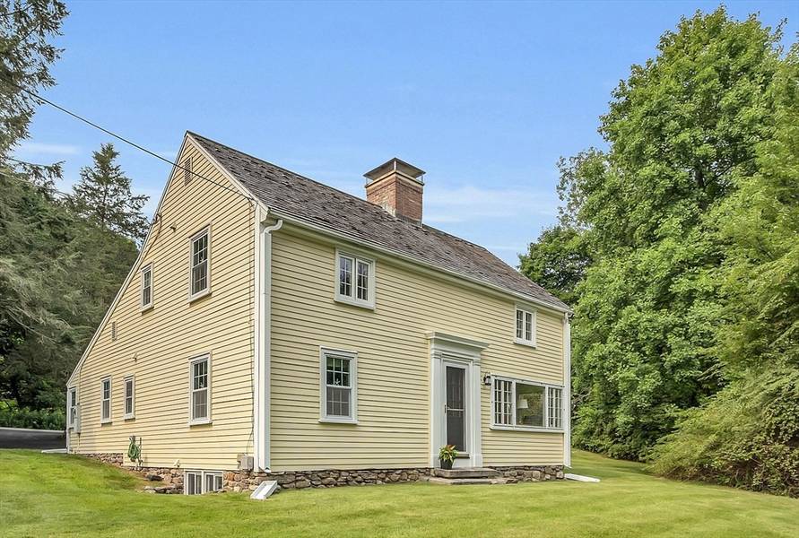 3 Newton Place, Sturbridge, MA 01566