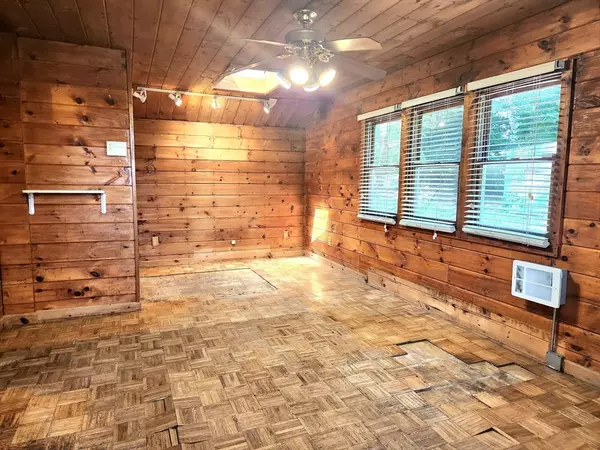 Uxbridge, MA 01569,180 N Main St