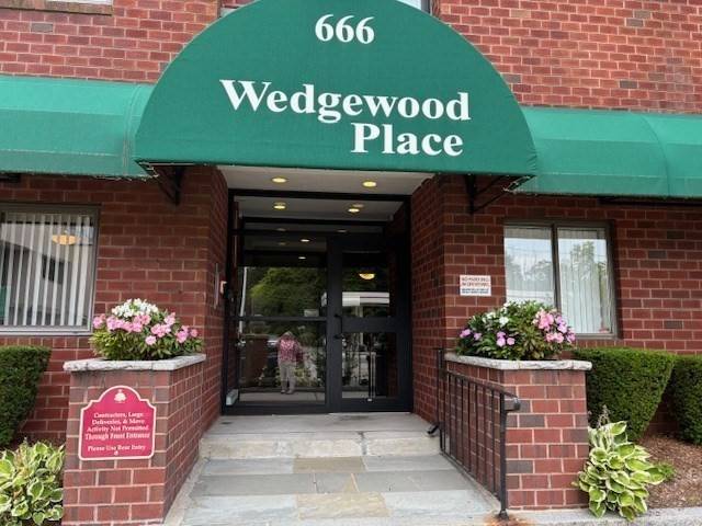 666 Main St #403, Winchester, MA 01890