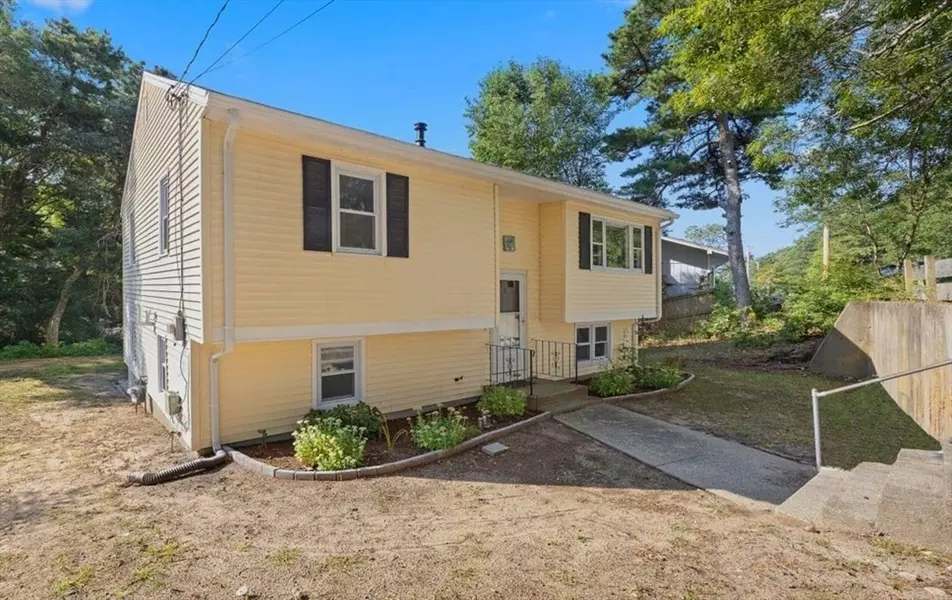 8 Shangri La Blvd, Wareham, MA 02538