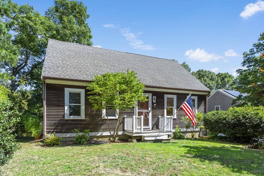 37 Hilltop Rd, Mashpee, MA 02649