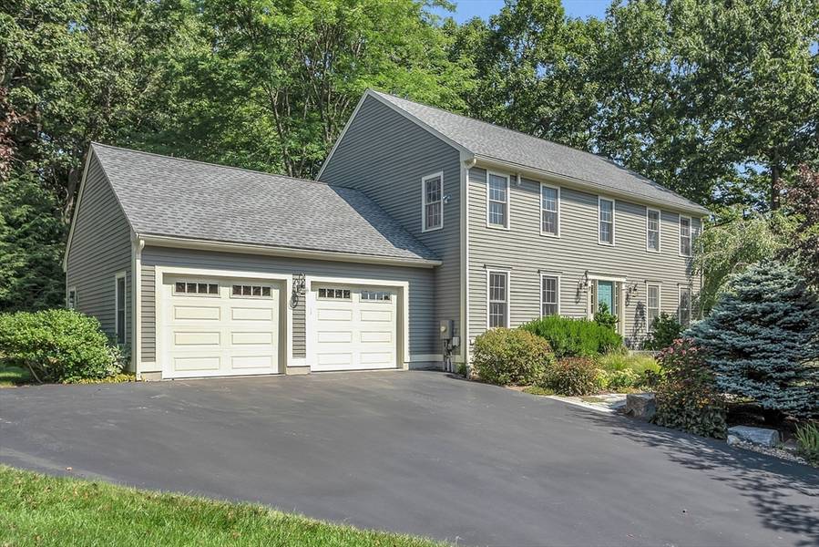 4 Old Salem Cir, Shrewsbury, MA 01545