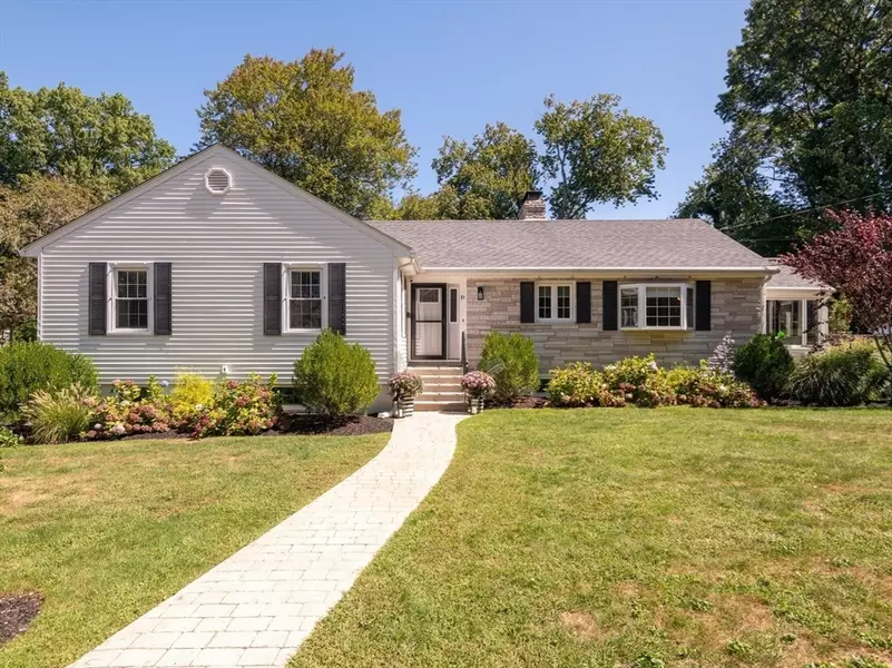 19 Longbow Rd, Lynnfield, MA 01940