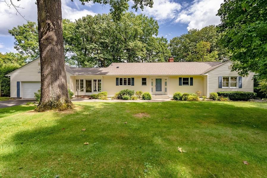 105 Llewellyn Dr, Westfield, MA 01085