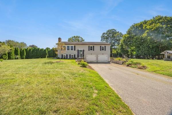 10 Gray Oaks Dr, Freetown, MA 02717