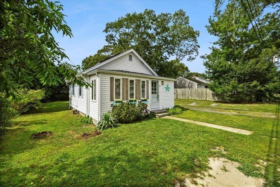 17 Buzzards Bay Ave, Bourne, MA 02532