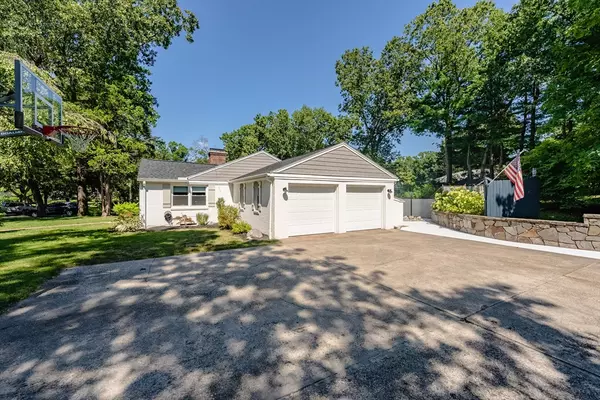 Longmeadow, MA 01106,7 Robin Road