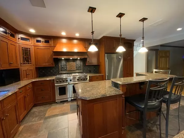 Deerfield, MA 01373,5 Pocumtuck Dr.