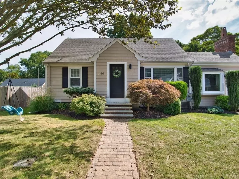 44 Bellevue St, Dartmouth, MA 02747