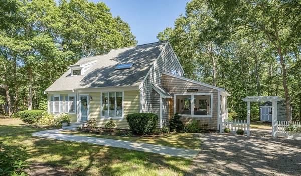 25 Club Valley Drive, Falmouth, MA 02536