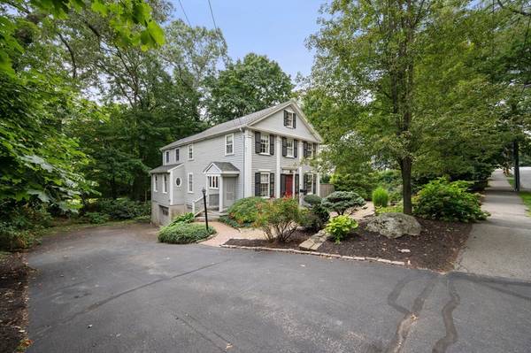 Wellesley, MA 02481,44 Hundreds Road