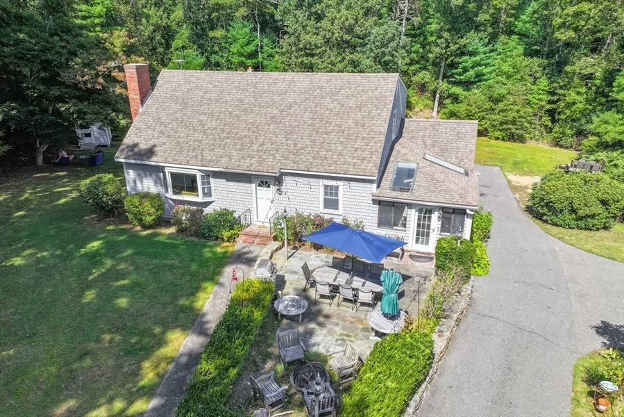 12 Fairway Ln, Falmouth, MA 02540