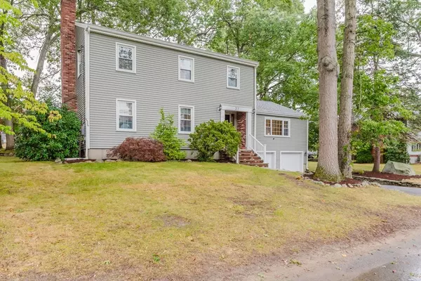 27 Oak Ln, Somerset, MA 02726