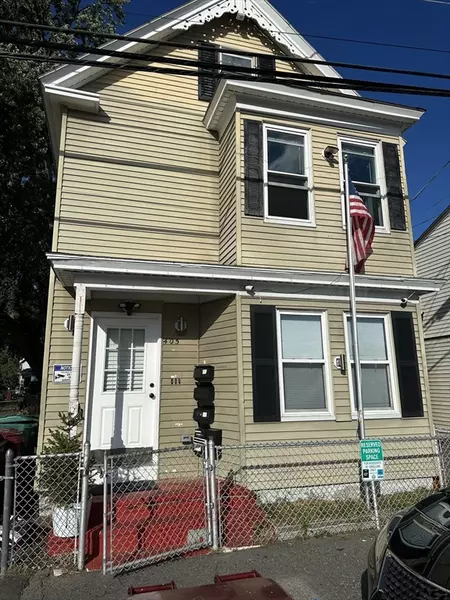 405 Lakeview Ave #2, Lowell, MA 01850