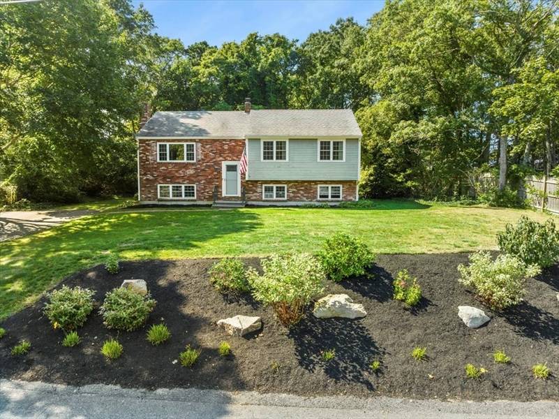 8 Grissom Ln, Bourne, MA 02532