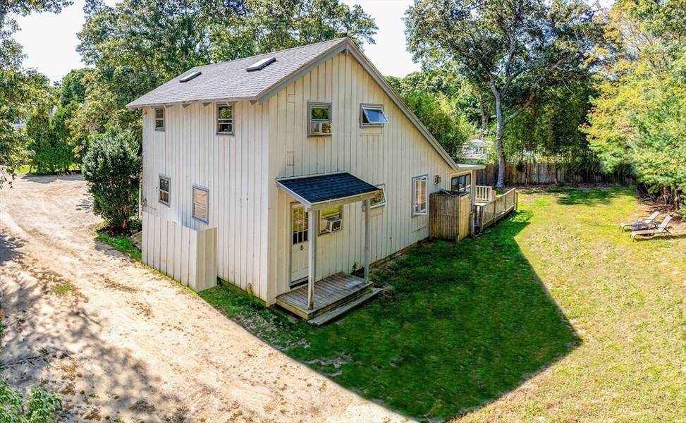 2 Nahomon St, Oak Bluffs, MA 02557