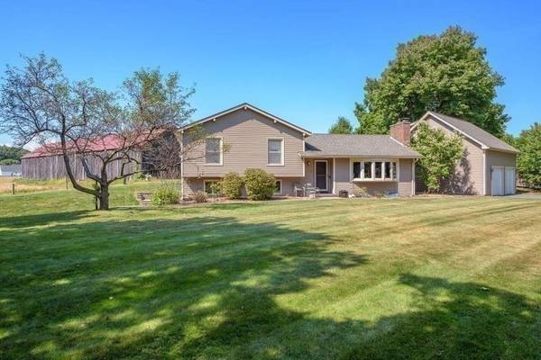 2 Bargate Ln, Hadley, MA 01035