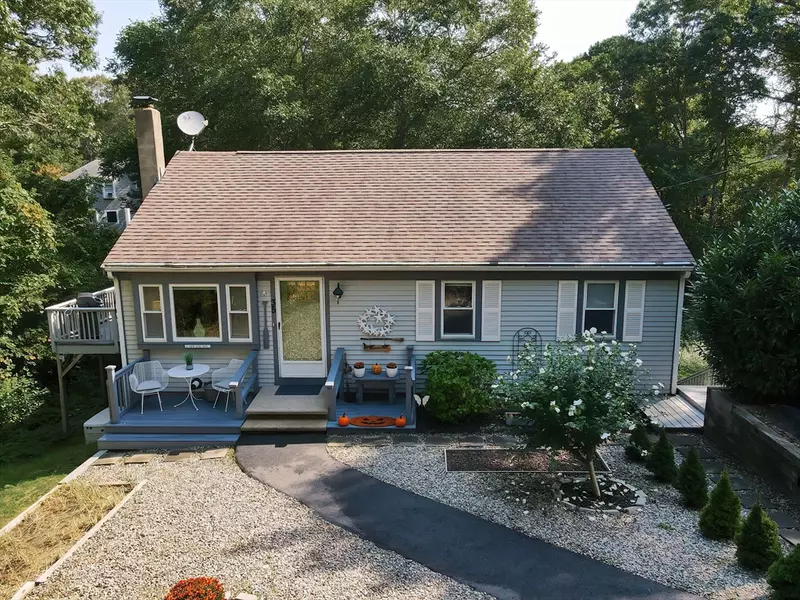 35 Mohican Ave, Mashpee, MA 02649