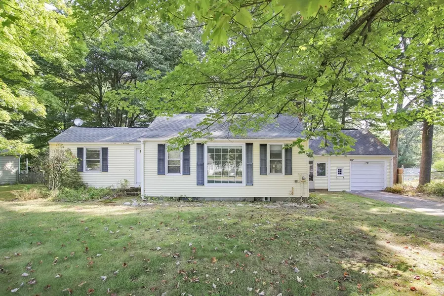 207 Hazardville Rd., Longmeadow, MA 01106