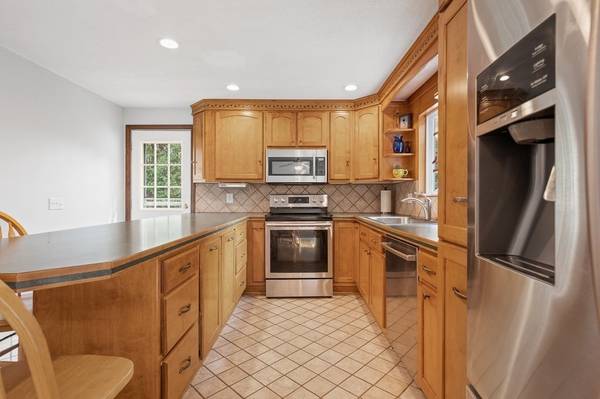 Rutland, MA 01543,6 Blueberry Ln