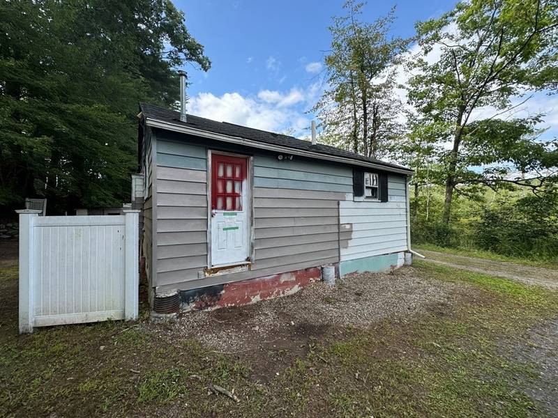 56 Poole Rd, Belchertown, MA 01007